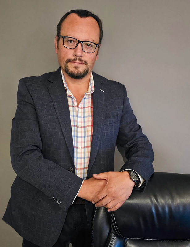 DR. OSCAR FLORES JAUREGUI